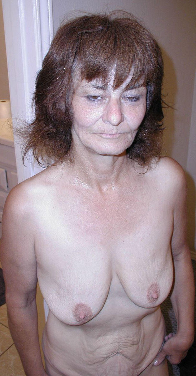 Обвисшая грудь пожилой дамы - фото голых старушек