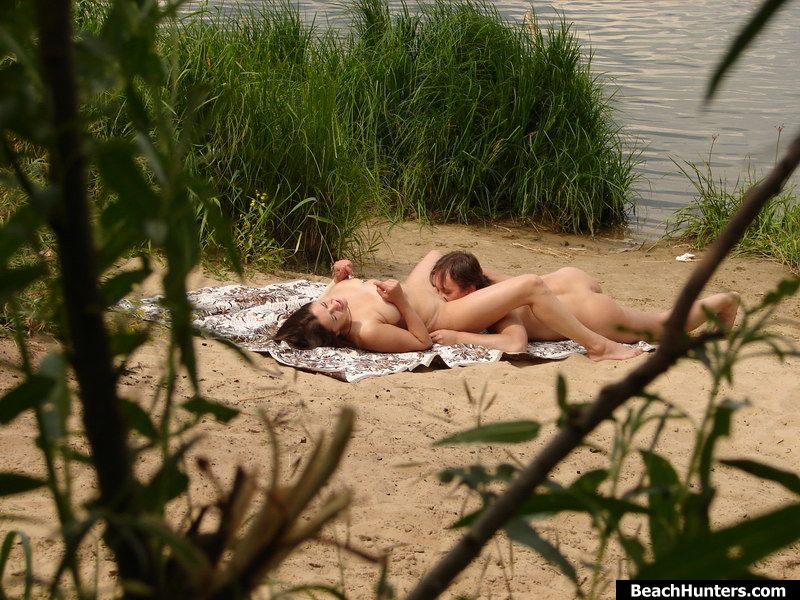 Развратная парочка подглядывает за отдыхающими на пляже - порно фото