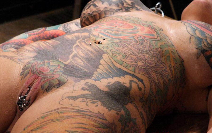 Смачные наколки на желанных сучках - фото голых с татуировками