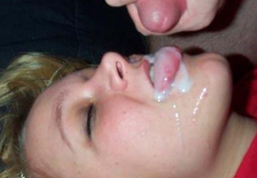 Сара размазала сперму на губах после камшота от голого парня 