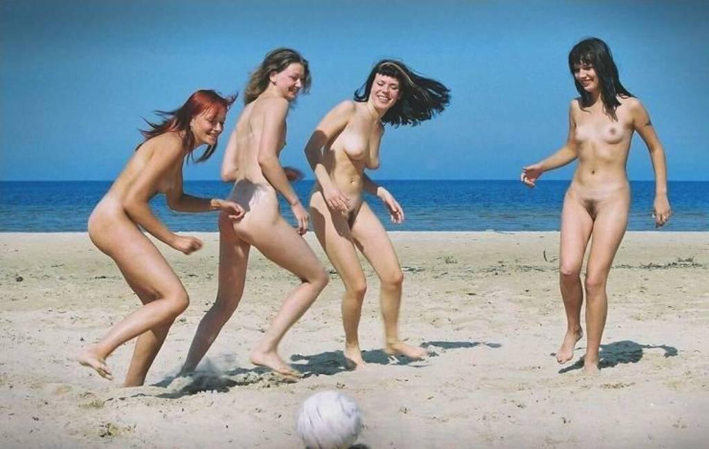Голые Нудисты Играют В Волейбол Фото